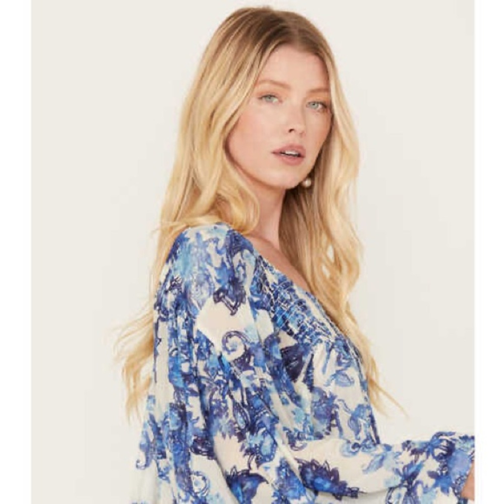 Love 21 Blue Roses Sheer 3/4 length sleeve cropped top XS 💙🦋